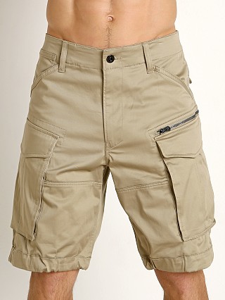 Model in dune G-Star Rovic Loose Cargo Shorts