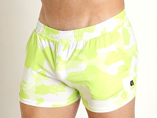 Model in green Timoteo Sport-Fit Camo Short