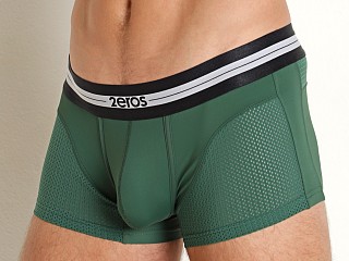 Model in hunter green 2eros Aktiv Helios Trunk