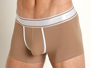 Model in amphora brown 2eros Titan Trunk