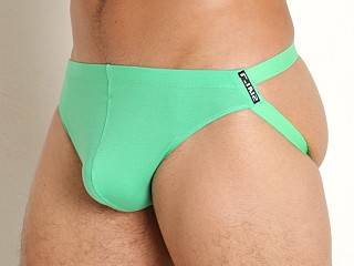 Model in guto green C-IN2 Nu Jock