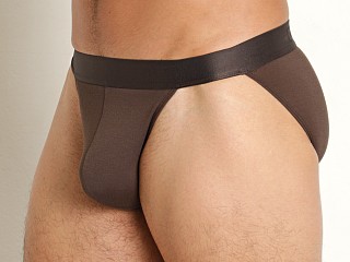 Model in boone brown C-IN2 Minimal Dash Brief