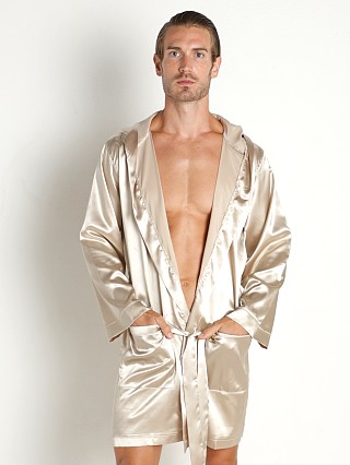 Model in sand Modus Vivendi Core Satin Robe