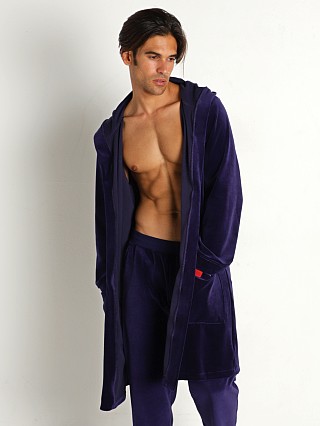 Model in marine Modus Vivendi Velvet Robe