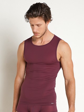 Model in plum Olaf Benz Red 0965 Phantom Ultra-Light Tank Top