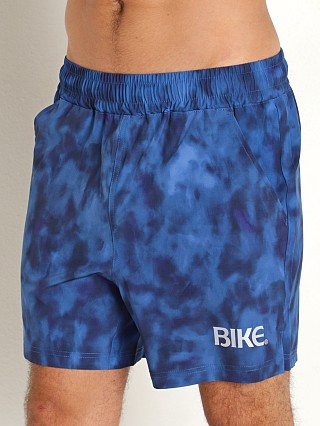 Model in hydrate print Bike Athletic 4-Way Stretch Gym Short