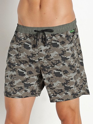 Model in camouflage militare Emporio Armani EA7 Swim Shorts