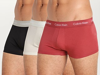 Model in grey heather/silver birch/raspberry blush Calvin Klein Cotton Stretch Low Rise Trunk 3-Pack Grey/Silver