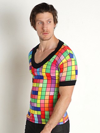 Model in multicolor Modus Vivendi Inclusive V-Neck Shirt