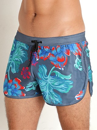 Model in print Skull & Bones Large Floral Grey Mesh Short