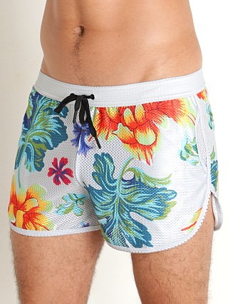 Model in print Skull & Bones Large Floral Optic White Mesh Short