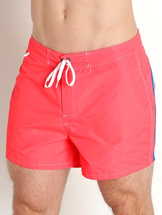 Model in turbo #1 Sundek 14" Classic Low-Rise Boardshort