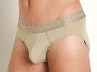 Model in coconut husk 2xist Dream Low-Rise Brief