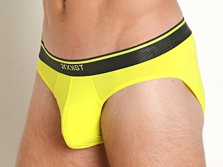 Model in sulphur spring 2xist Speed Dri Lightning Low-Rise Brief